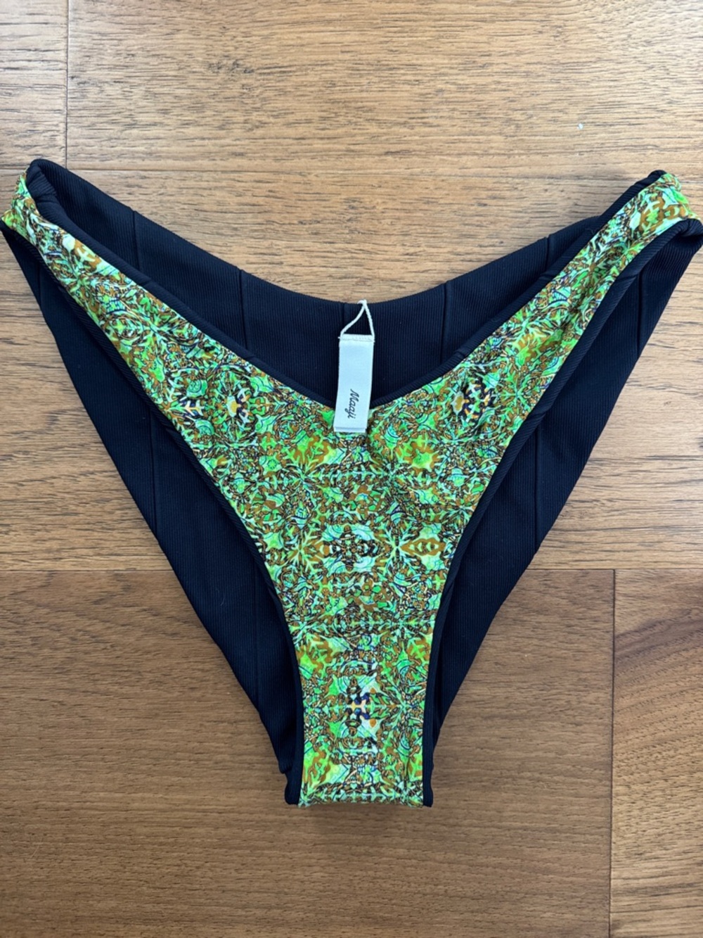 NWOT MAAJI REVERSIBLE BIKINI BOTTOMS MEDIUM